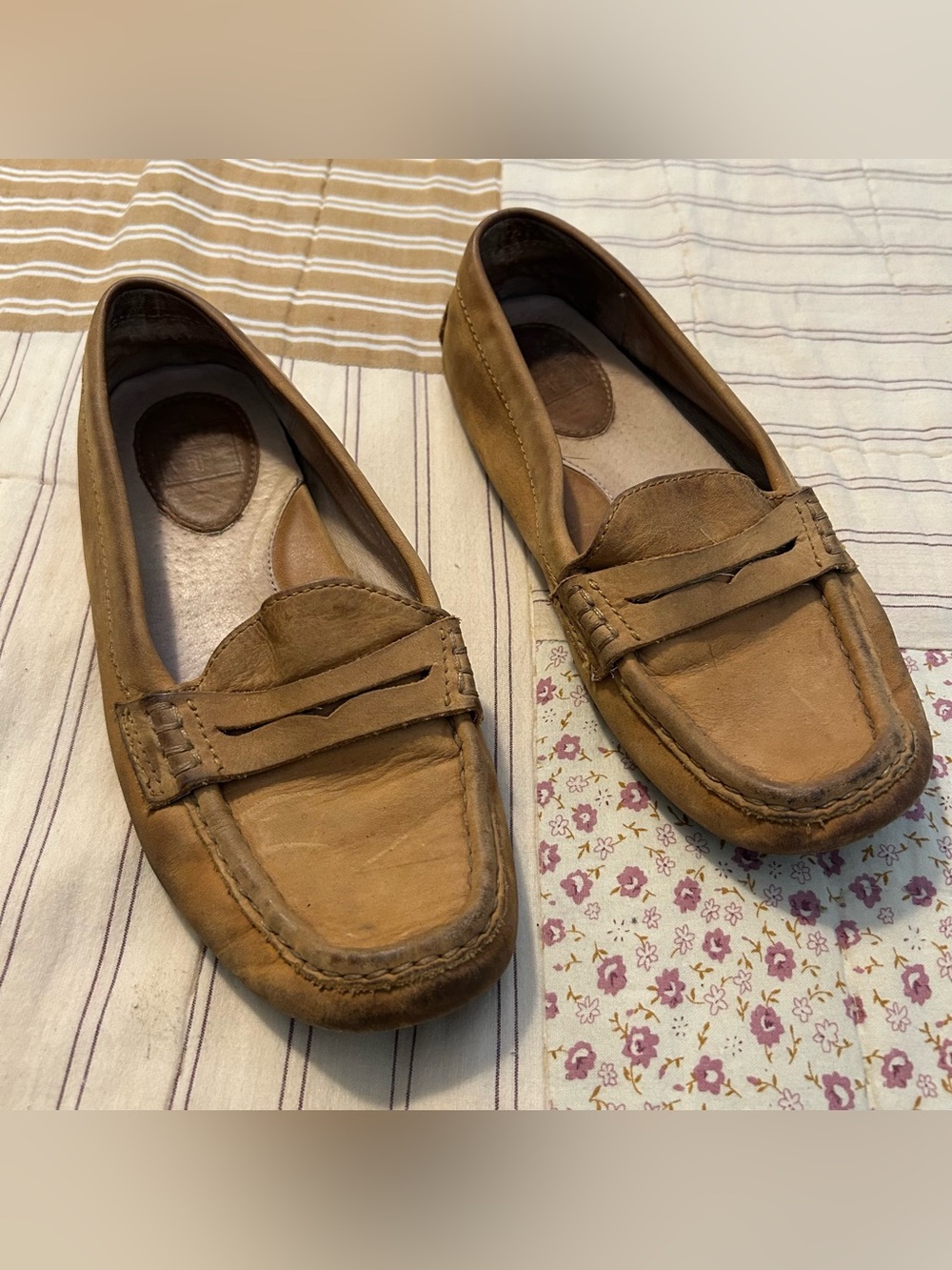 Women’s Frye tan leather loafers size 6